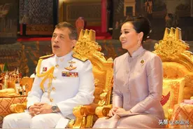 三宝佛节 泰国国王携王后、公主玉佛寺诵经祈福图片