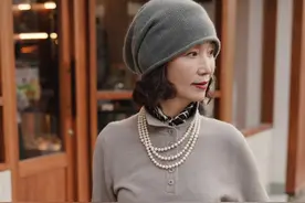 三木妈妈真是“穿衣模板”，套装配帽子显优雅，状态好得让人羡慕图片