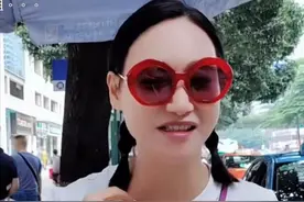 反差萌！62岁香港知名影后头扎双辫现身广州饮茶，获网友大赞可爱图片