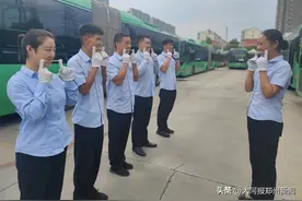 微笑谁不会？可他们却要偏偏练出“八颗牙”的效果图片