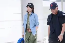 刘涛扮嫩真有一手！穿牛仔配工装裤似嘻哈少女，与王珂同框似父女图片