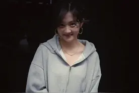 黄磊为女儿庆16岁生日，多多画蓝色眼影好迷人，眼神成熟真像妈妈图片