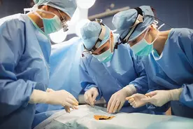妇产科男医生面对女性隐私部位时，会觉得尴尬吗？护士说出实情图片