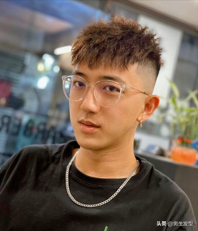 男生不要只会剪"寸头",理发师建议剪这三款发型,潮流又帅气