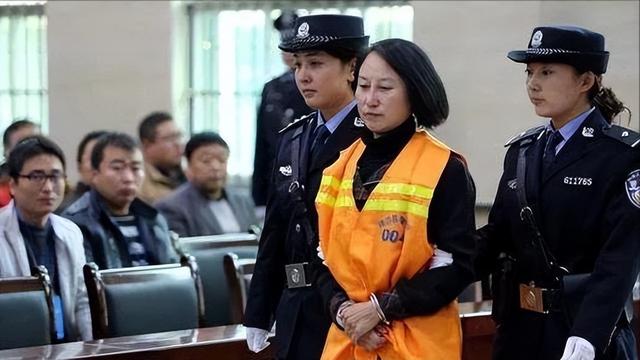 陕西"房姐"龚爱爱落马：北京41套房，4个身份证，帅哥司机骗走2亿