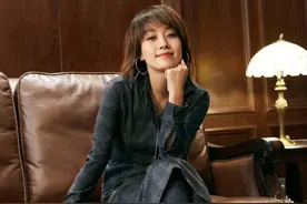 马伊琍是真的瘦，紧身长裙里面还能穿一条裤子，没想到却很时髦图片