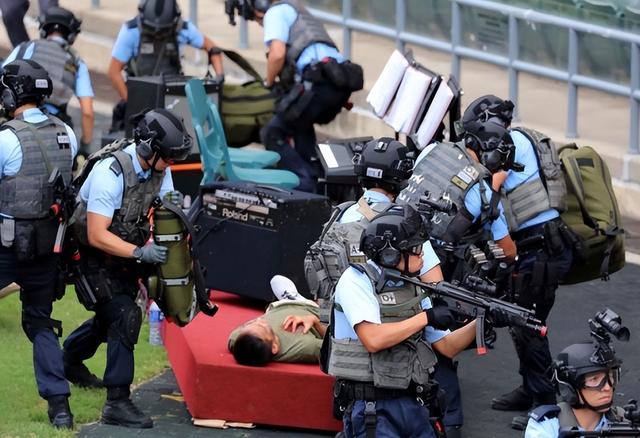 香港警察福利待遇有多好?刚入职就能月薪过万,退休后还给500万