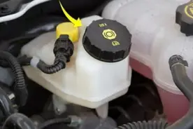 统一润滑油小课堂：这么给爱车换刹车油就对了图片