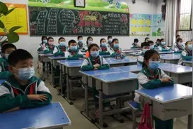 小学生“传纸条”被逮到，老师看后赶紧冲向厕所，脸都红了图片