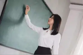 老师班级门口光速变脸，可爱又俏皮，看了评论区笑出鹅叫图片