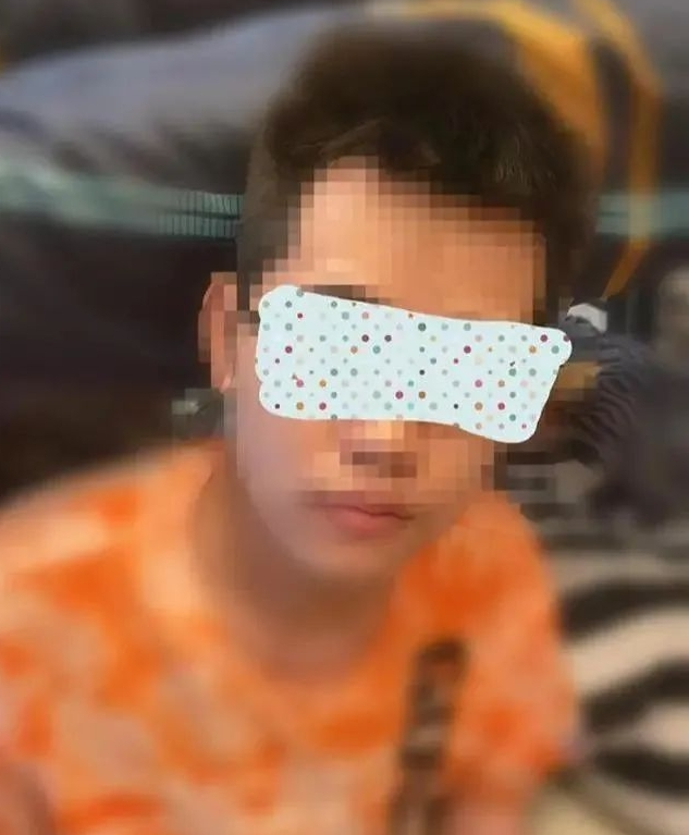 江苏一“鸭店”被捣毁，嫖客竟全是女的，最小嫖客才25岁