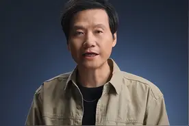 雷军爆改太搞笑！工装配朋克项链成硬汉，网友：帽子一戴我见犹怜图片