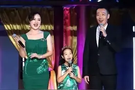 辛柏青一家三口同框！朱媛媛穿亲子裙美丽大方，女儿如爸爸翻版图片