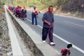 婆家40多人盛装带礼送儿媳回娘家，当事人：特别壮观，婆家娘家都很重视我，感觉很好图片