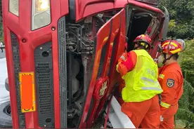 车速过快导致车辆侧翻 高速消防快速处置图片