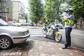 奇葩！南昌一男子拾到他人驾照，竟贴上自己照片开车上路，妄想逃过检查图片