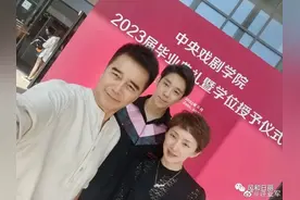 不老男神许亚军晒儿子毕业照，一家子其乐融融，家人和睦是大智慧图片