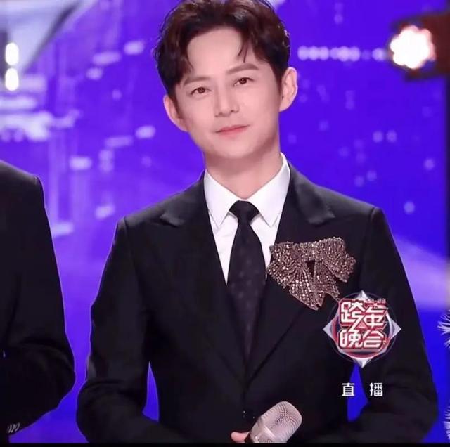 何炅被曝父亲去世?他本人没确认消息真假,主持跨年晚会多次哽咽