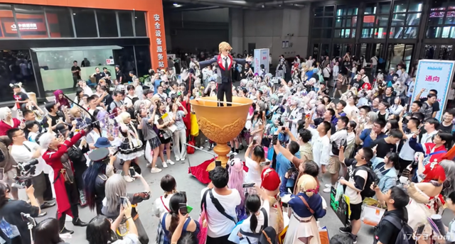 腾讯14款游戏BW抢人，却被韩援Coser抢风头，三天暴涨百万粉