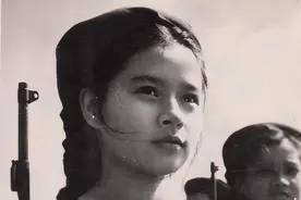 4个20岁女兵，晚宴中忽然昏倒，一个白大褂进来，撕开她们的袖子图片