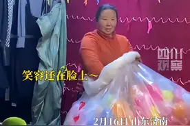 山东济南：男子夜市打气球“弹无虚发”，摊主大妈笑容逐渐消失图片