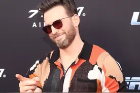 美队穿花衬衫大秀身材，手臂肌肉太抢镜，41岁的他居然有白胡子了图片