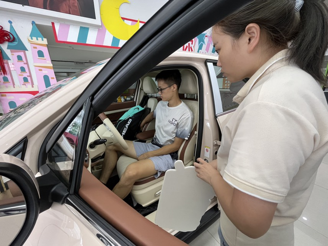 节能又环保 新能源汽车在双流受追捧