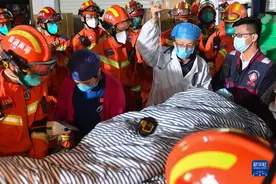 长沙塌楼近88小时后第9名被困者救出，女生双腿埋压79小时获救，放弃截肢方案尽最大限度保护，救援难度极大图片