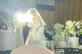 39岁王鸥参加妹妹婚礼，与新娘合照温婉有气质，忙前忙后没架子图片