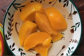 黄桃慢慢上市，在家自制黄桃罐头图片