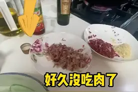 女星章龄之自曝好久没吃肉！四人合吃一碗面，孩子大口狂吃不浪费图片