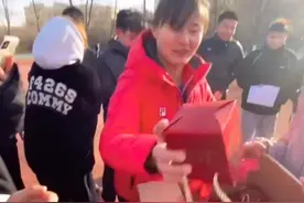 江苏一大二女生结婚后课间发喜糖，同学们激动得大喊：早生贵子图片