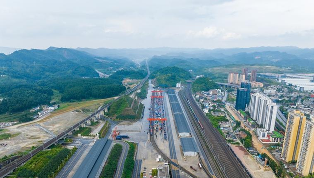 贵州市市通高铁加速崛起！西部旅游新动脉打通，48个景区免费引客