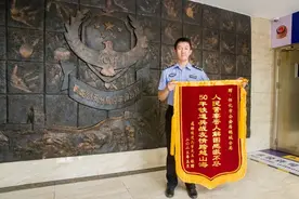 这个跨越40年的相拥，温暖！图片