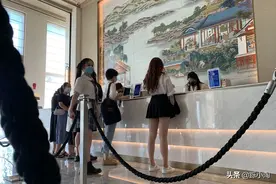 不是夫妻关系的男女同住酒店，警察查房会怎么处理？图片
