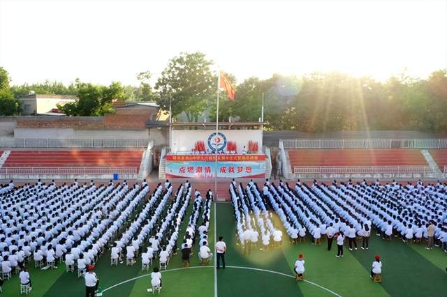 隆尧：高考日校友回母校 捐书讲座励志后人(图4)