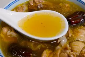 炖鸡汤牢记“3放3不放”，开店60年的配方，汤味鲜美，肉嫩无腥味图片