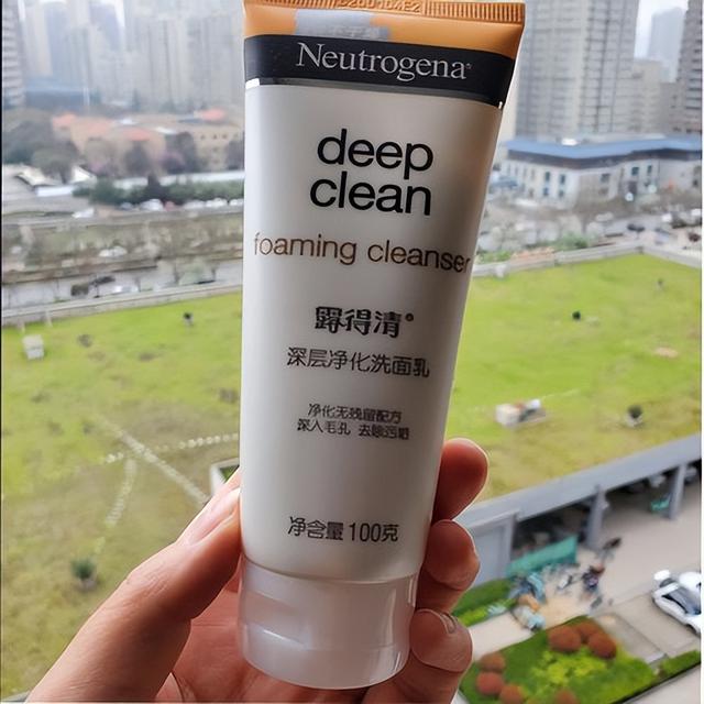 清爽控油洗面奶，让肌肤不再油油腻腻，充满污垢