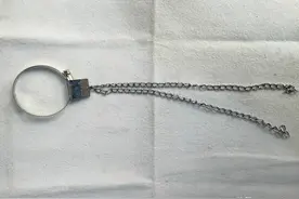 为啥汽车尾部的铁链子不停的抽打轮胎？它是干啥用的图片