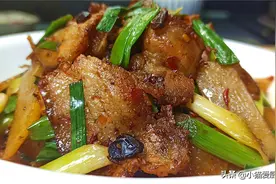 “土豆回锅肉”家常做法，荤素搭配香味十足，肥而不腻好吃下饭​图片
