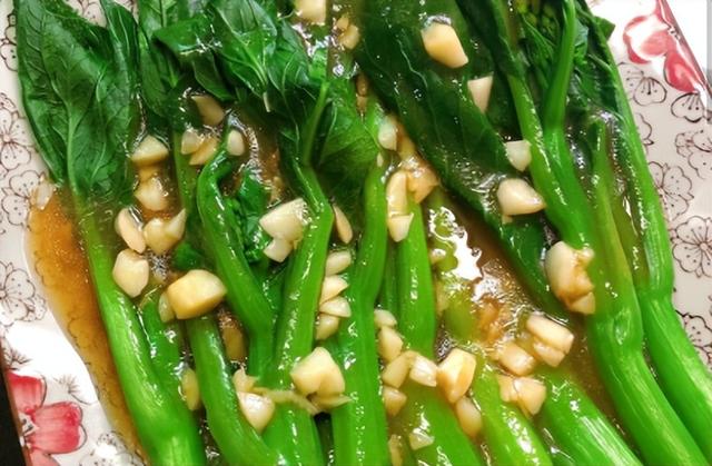 花胶猪展茨实莲子汤 莲子花胶猪肚汤的做法