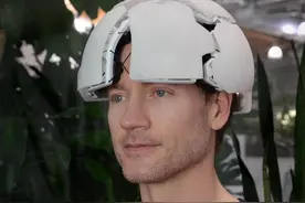 为永葆18岁，亿万富翁每年花200万保养，睡觉都在监测下体图片