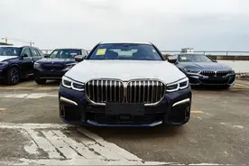 宝马M760Li：6.6T+4驱全进口BMW，V12铭牌+4出排气，落地超220万图片