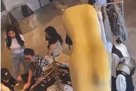 王思聪搂新女友肩膀逛街，女友身材超好上围傲人，还撞脸王子文图片