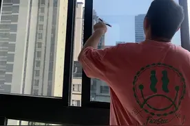 夏天家里热，往窗户上贴层膜，隔热好又隐蔽，窗帘都省了图片