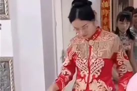 婆婆拒绝残疾父亲上台，新娘哀求无效后怒脱婚纱，当场中止了婚礼图片