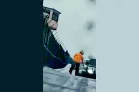 大连外卖员送单途中遇到这件事，干的漂亮！图片