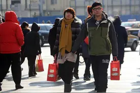 过年走亲戚形式化，饭不吃，放下礼物就走，老农不高兴，亲情呢？图片