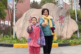 小学生拾金不昧 万元金镯物归原主图片