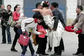 三观炸裂！徐州新娘遭多名男子强吻乱摸拍屁股，家人：这就是习俗图片